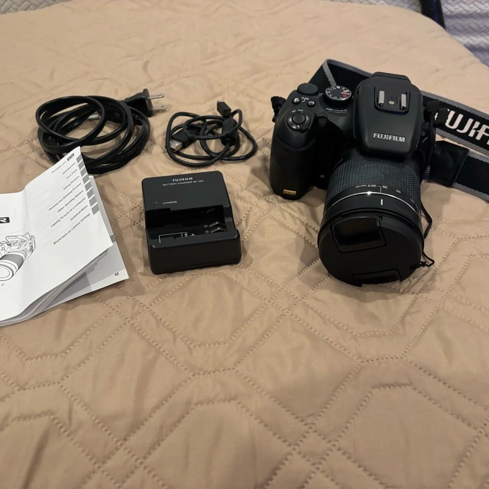 Fujifilm Finepix S200 EXR Digital Camera- Like New!